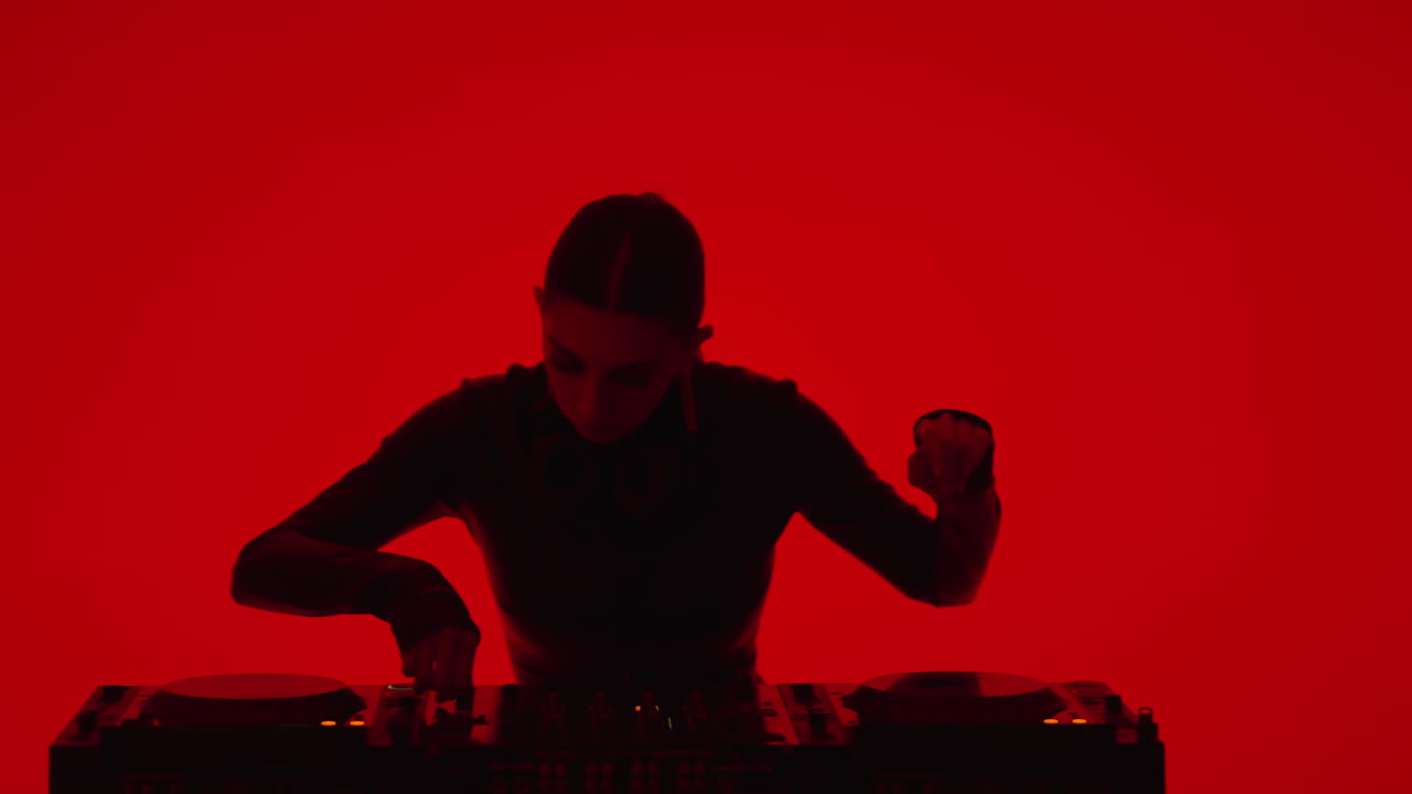 dj femenina mezclando música en un estudio