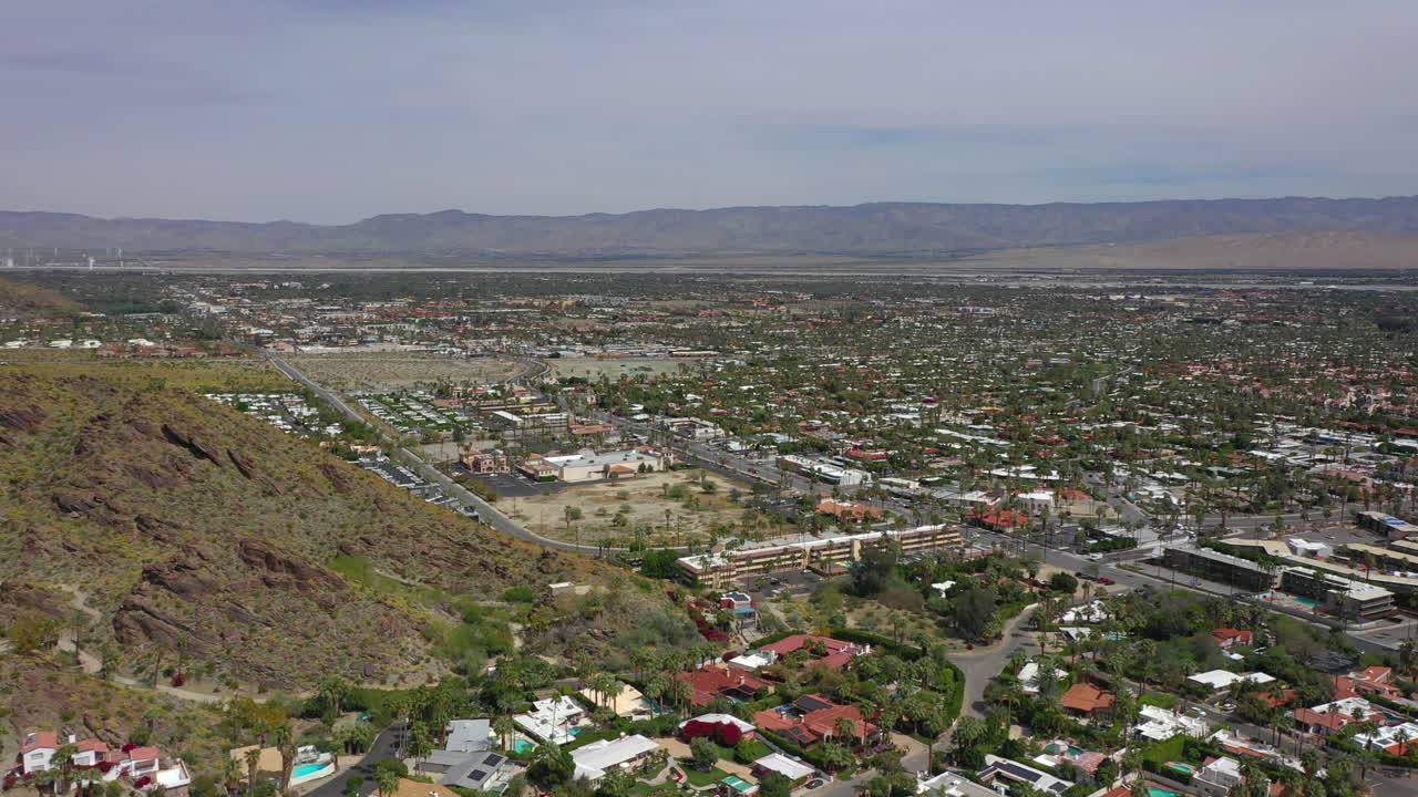 Panorama aereo di Palm Springs, California, che rivela montagne e paesaggio urbano