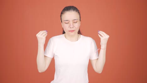 카메라를 쳐다보며 명상하는 여자.
