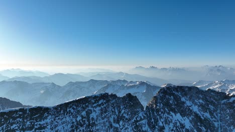 Person,-Die-Im-Winter-Auf-Einem-Schmalen-Bergrücken-Steht