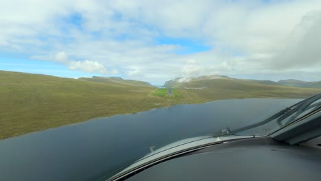 vista de cabina pov aterrizaje de avión de pasajeros en el aeropuerto de las islas feroe