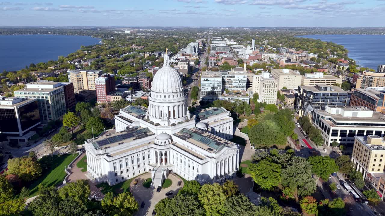 Toma aérea en altura sobre la capital del estado en Madison, Wisconsin