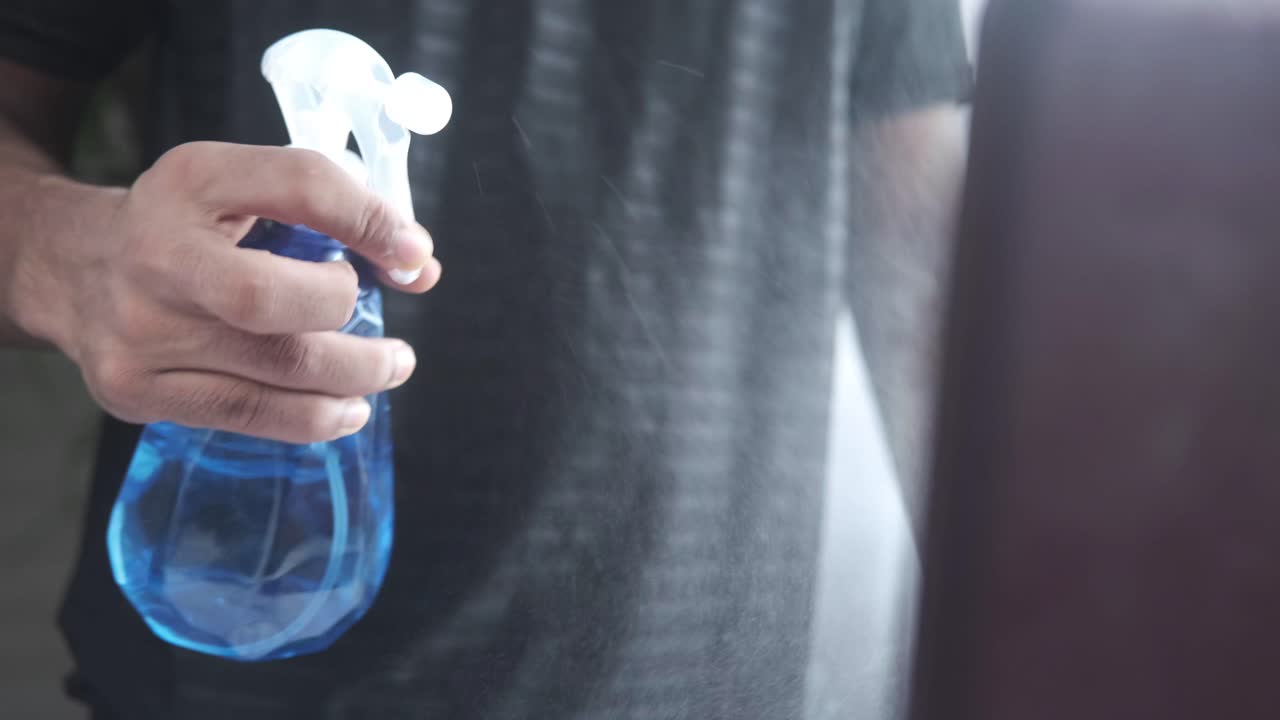 스프레이 병으로 청소