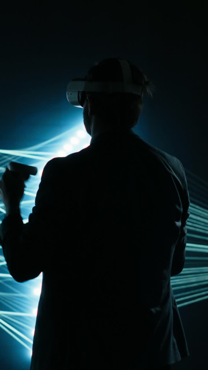 Video verticale che mostra una rete neurale, un visore VR e un ingegnere.