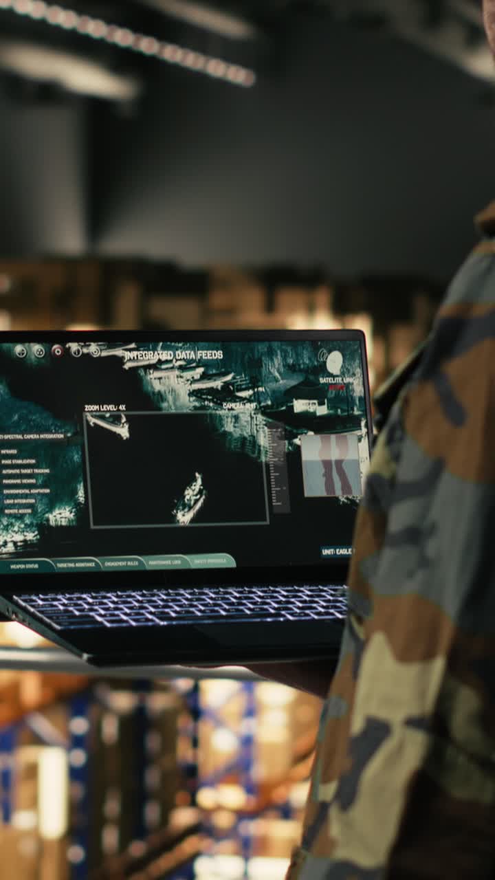 Vertikal video: Mandlig officer udfører militær overvågning ved hjælp af dronemonitoreringssoftware.