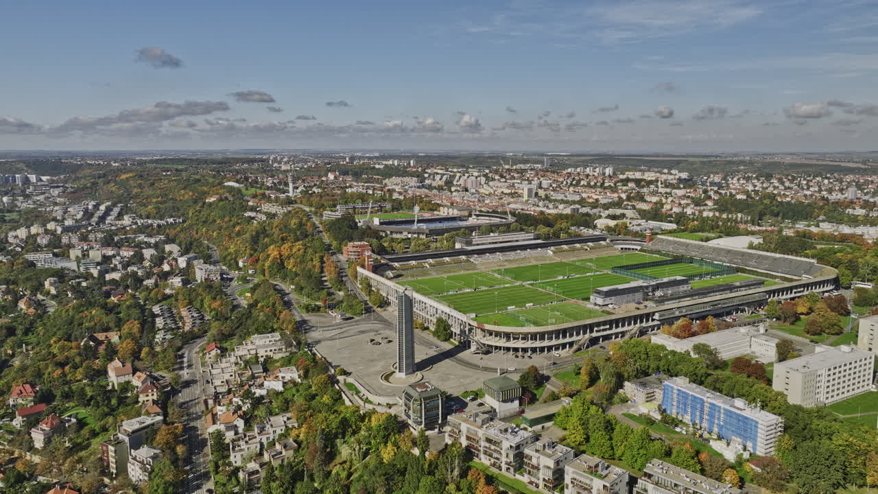 프라하 체코 에어리얼 v43 드론은 세계에서 가장 큰 스포츠 경기장 중 하나인 페트린 언덕에 있는 그레이트 스트라호프 경기장을 돌아다니며 주변 도시 풍경을 촬영합니다. - mavic 3 cine - 2022년 11월