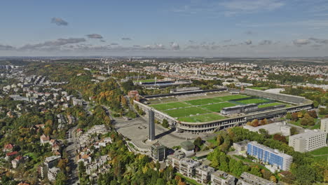 Praga-Chequia-Drone-V43-Aéreo-Vuela-Alrededor-De-Uno-De-Los-Recintos-Deportivos-Más-Grandes-Del-Mundo,-El-Gran-Estadio-De-Strahov-En-La-Colina-Petrin-Que-Captura-El-Paisaje-Urbano-Circundante---Filmado-Con-Cine-Mavic-3---Noviembre-De-2022