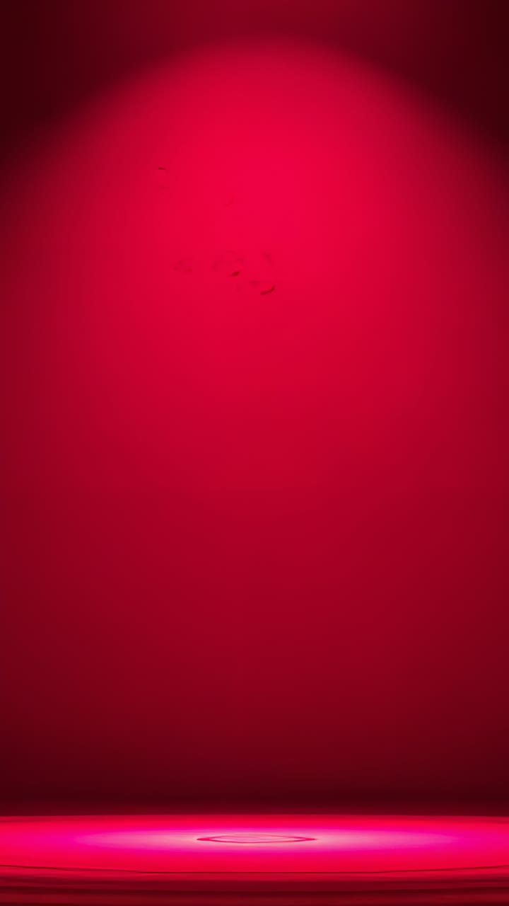 Video verticale: illuminazione dall'alto con un faro che crea un palco circolare illuminato sul bordo mentre si alza un sipario rosso