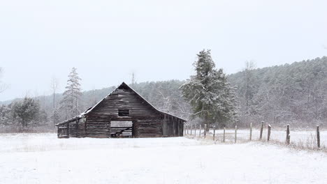 Una-Ligera-Nevada-Frente-A-Un-Antiguo-Granero-De-Madera-Desgastado-En-Un-Pasto-Cubierto-De-Nieve-En-La-Zona-Rural-De-Arkansas