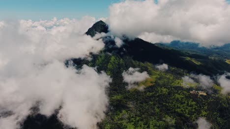 Raung-Volcán-Activo-Java-Oriental-En-Nubes-Película-De-Drone
