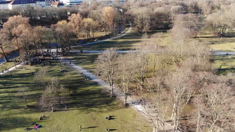 jardín inglés munich tarde febrero 2019 desde arriba 4k