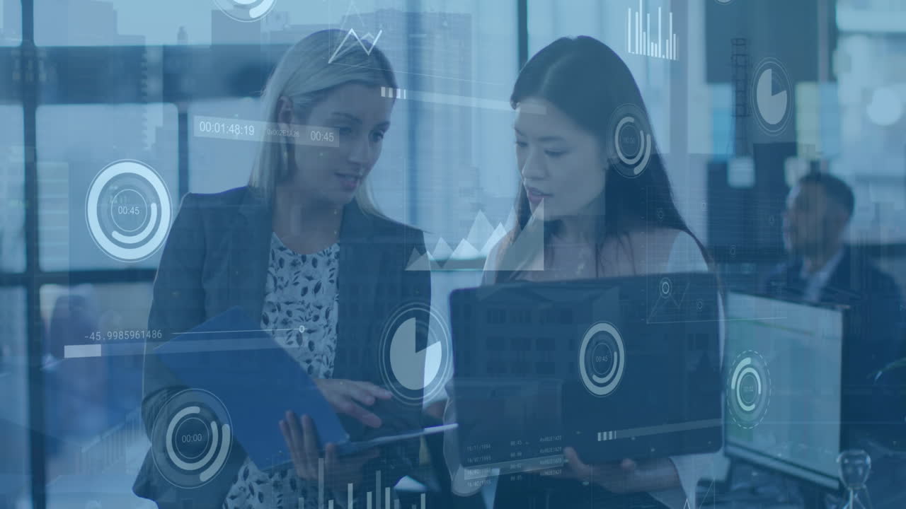 animación de círculos de carga y gráficos sobre diversas trabajadoras que discuten informes en la computadora portátil.