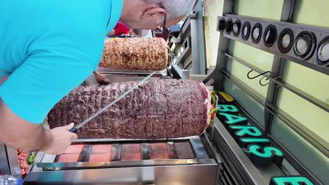 preparando el delicioso kebab doner