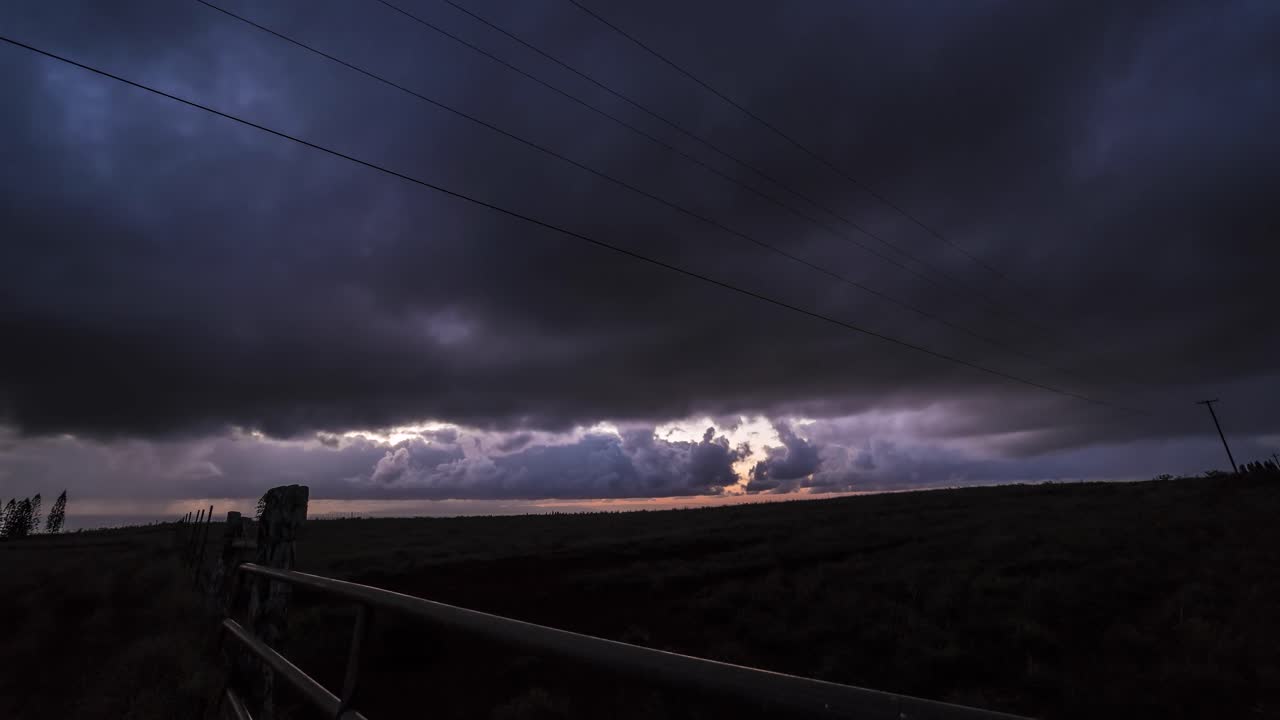 Mørke skyer bevæger sig hen over horisonten på øen Molokai, Hawaii