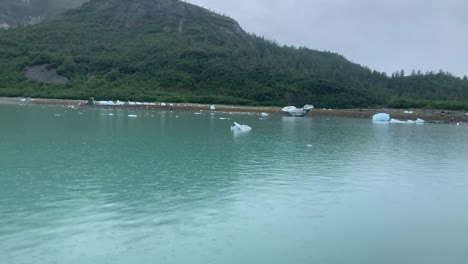 aguas glaciares de alaska con hielo