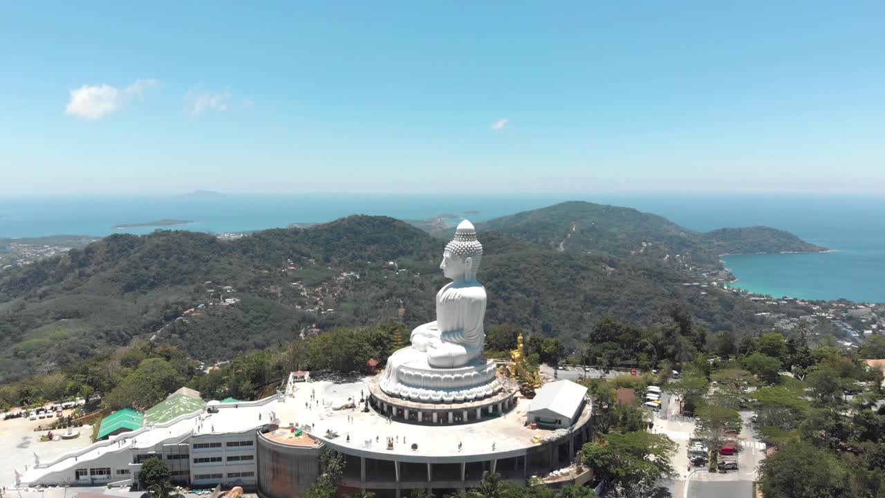 vista de perfil del gran buda de phuket superando el exótico paisaje tailandés urbano - toma aérea de sobrevuelo