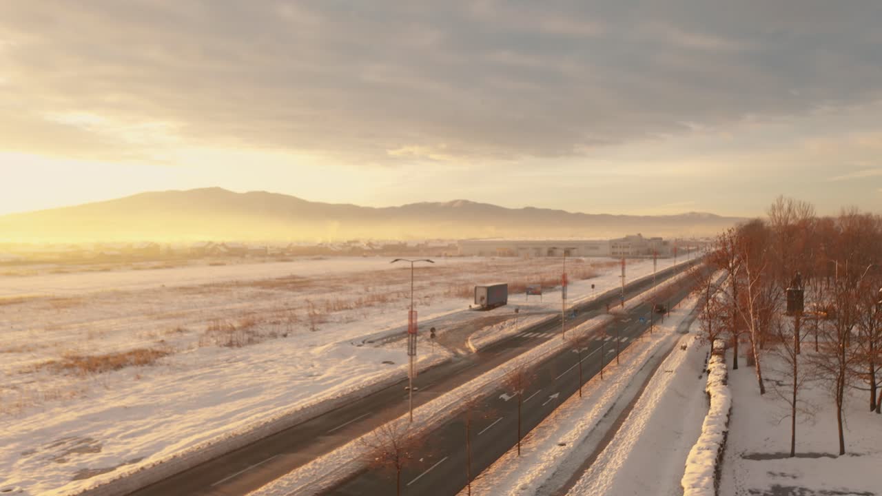 눈 덮인 산 4k 이상의 일출