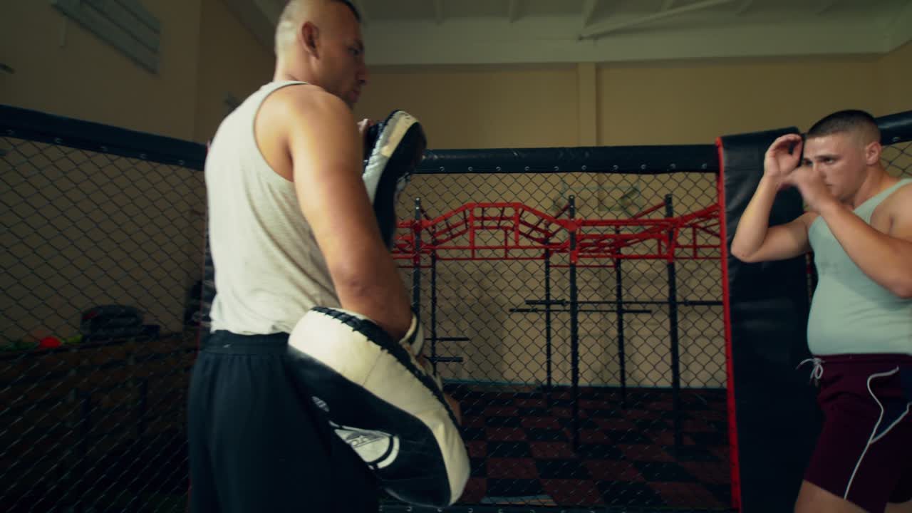 MMA-kæmpere træner i bur