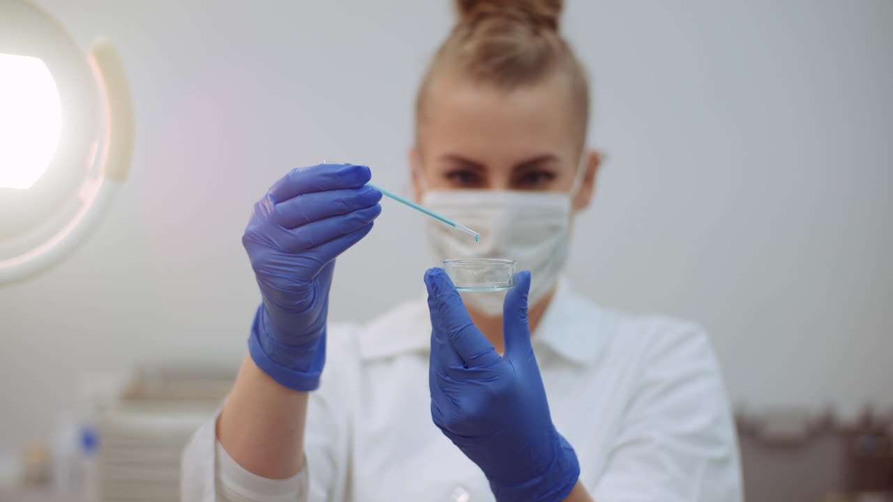 retrato de una científica con una pipeta analiza un líquido para extraer el adn en el laboratorio 4