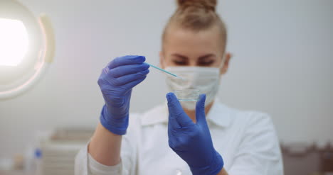 Retrato-De-Una-Mujer-Científica-Con-Una-Pipeta-Analiza-Un-Líquido-Para-Extraer-El-ADN-En-El-Laboratorio-4