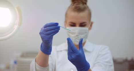 retrato de una científica con una pipeta analiza un líquido para extraer el adn en el laboratorio 4
