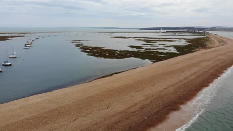 Vista-Aérea-De-La-Pasarela-Costera-De-La-Playa-En-Hurst-Point-En-Milford-On-Sea