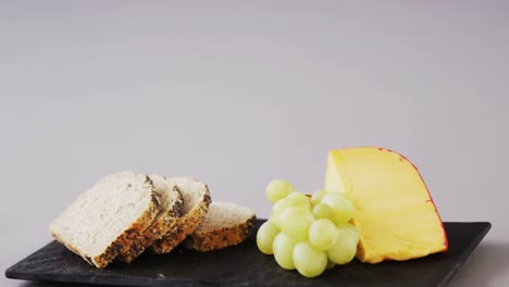 Käse,-Trauben-Und-Brot-Auf-Tablett