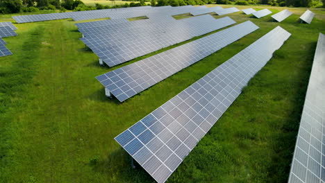 Toma-Aérea-De-Paneles-De-Granja-Solar-En-Campo-Soleado-Concepto-De-Cambio-Climático-De-Energía-Verde