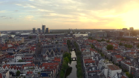 Un-Dron-En-Aumento-De-Amsterdam-Disparó-Sobre-La-Iglesia-Oude-Y-La-Basílica-De-San-Nicolás-Al-Amanecer