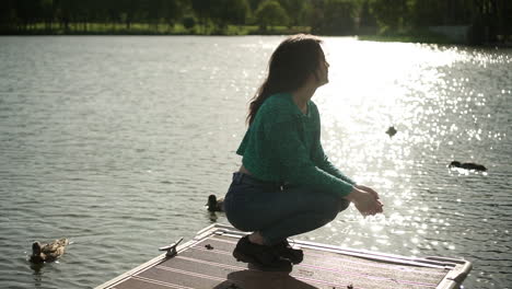 preciosa modelo de moda italiana posando con su atuendo en un parque de londres a la hora dorada