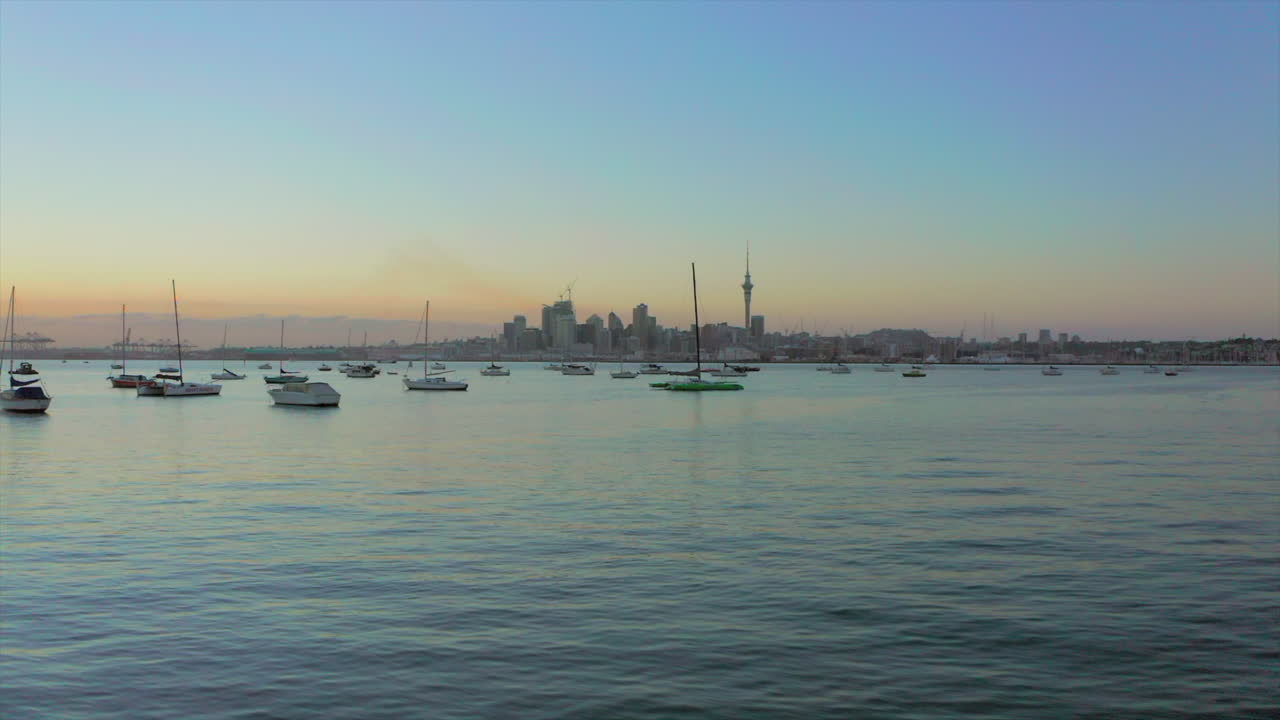 vuelo hacia yates, barcos en el puerto de auckland al atardecer, toma aérea