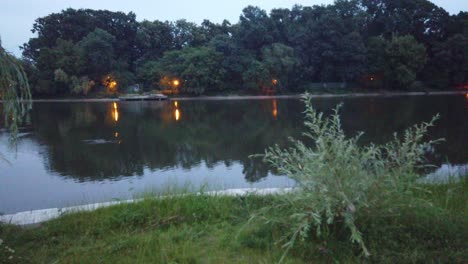 caminar en el parque por la noche con el lago cerca