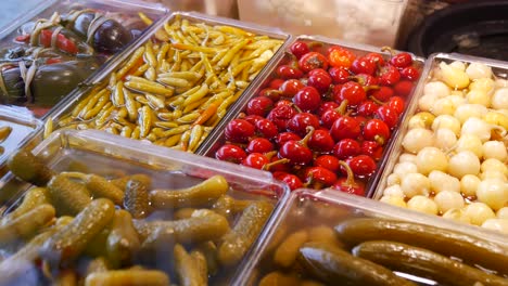 exhibición de verduras encurtidas variadas