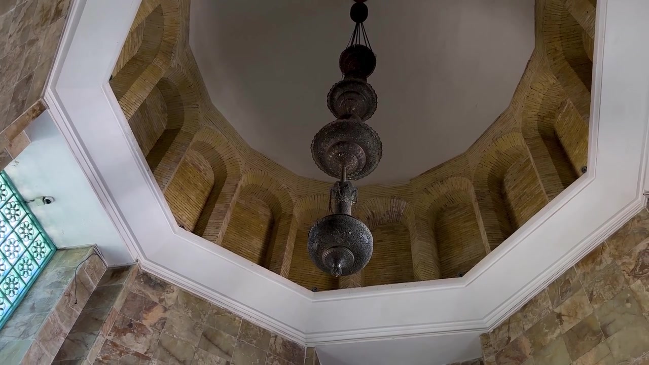 Lampadario in bronzo nel design d'interni islamico con accessori in metallo, soffitto con architettura tradizionale, palazzo di Isfahan Iran Shiraz, piastrella geometrica interna, motivo scenico rotante, arte estetica della cultura