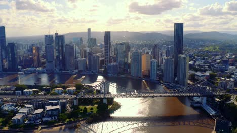 Tagsüber-Blick-Auf-Die-Ikonische-Story-Bridge-über-Den-Brisbane-River-Mit-Der-Skyline-Der-Stadt-Im-Hintergrund---Qld,-Australien---Luftdrohne