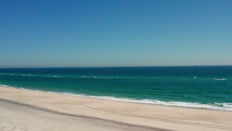 La-Toma-De-Un-Dron-Captura-La-Serena-Belleza-De-La-Playa-De-Southhampton-En-Hamptons,-Con-Vista-Al-Vasto-Mar-Y-Océano,-Y-Ofrece-Una-Vista-Impresionante-Desde-Nueva-York.