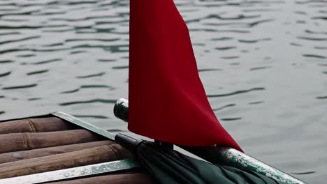 rote flagge auf einem boot in ruhigen gewässern