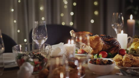 mesa festiva de pavo asado de acción de gracias. tiro deslizante