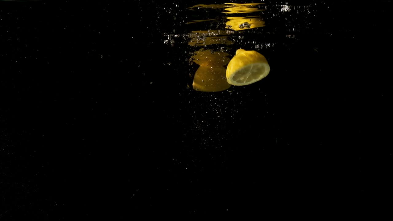 limón en medias rebanadas poner en el agua y flotar en la superficie