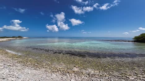 Día-Brillante-En-Playa-De-Coral,-Los-Roques-Con-Aguas-Cristalinas-De-Color-Turquesa-Y-Nubes-Esponjosas