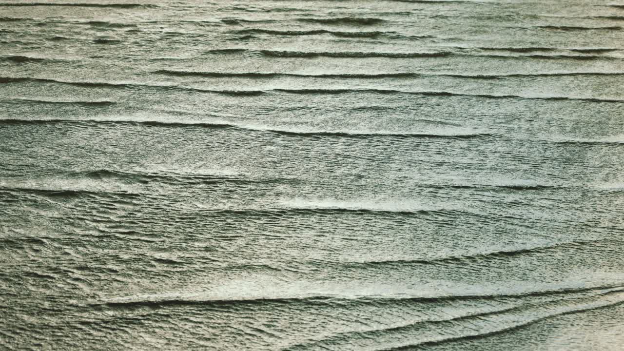 serie de olas del océano rodando en la playa debido al fuerte viento de la tormenta francis en cerdeña