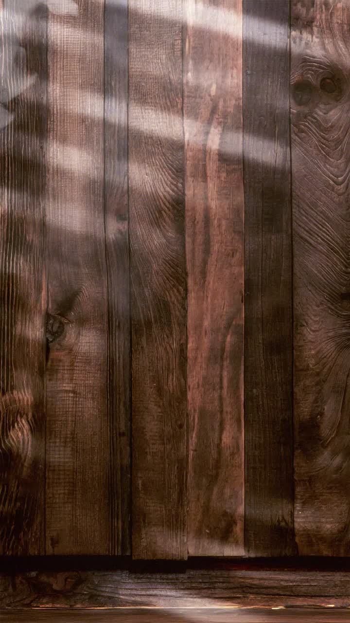 Raggi di luce in movimento su sfondo di legno scuro