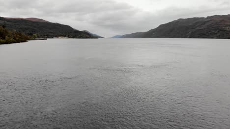 Volando-Bajo-Sobre-El-Agua-Entrecortada-Del-Lago-Ness-En-Un-Día-Gris,-Escocia,-Antena