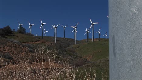 tiro largo de numerosas turbinas eólicas que generan energía en tehachapi california 3