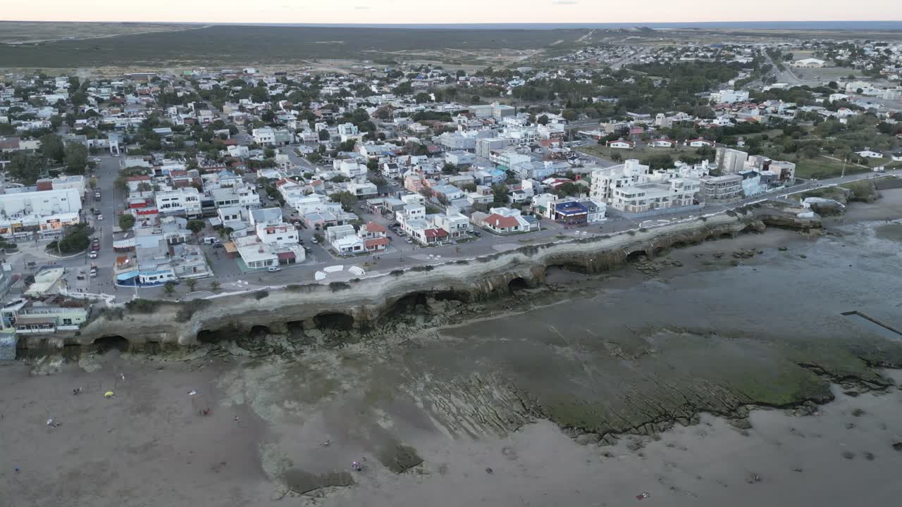 orilla de la playa de las grutas, patagonia argentina, ciudad turística de ballenas estacionales, drones aéreos sobre la costa y el paisaje urbano