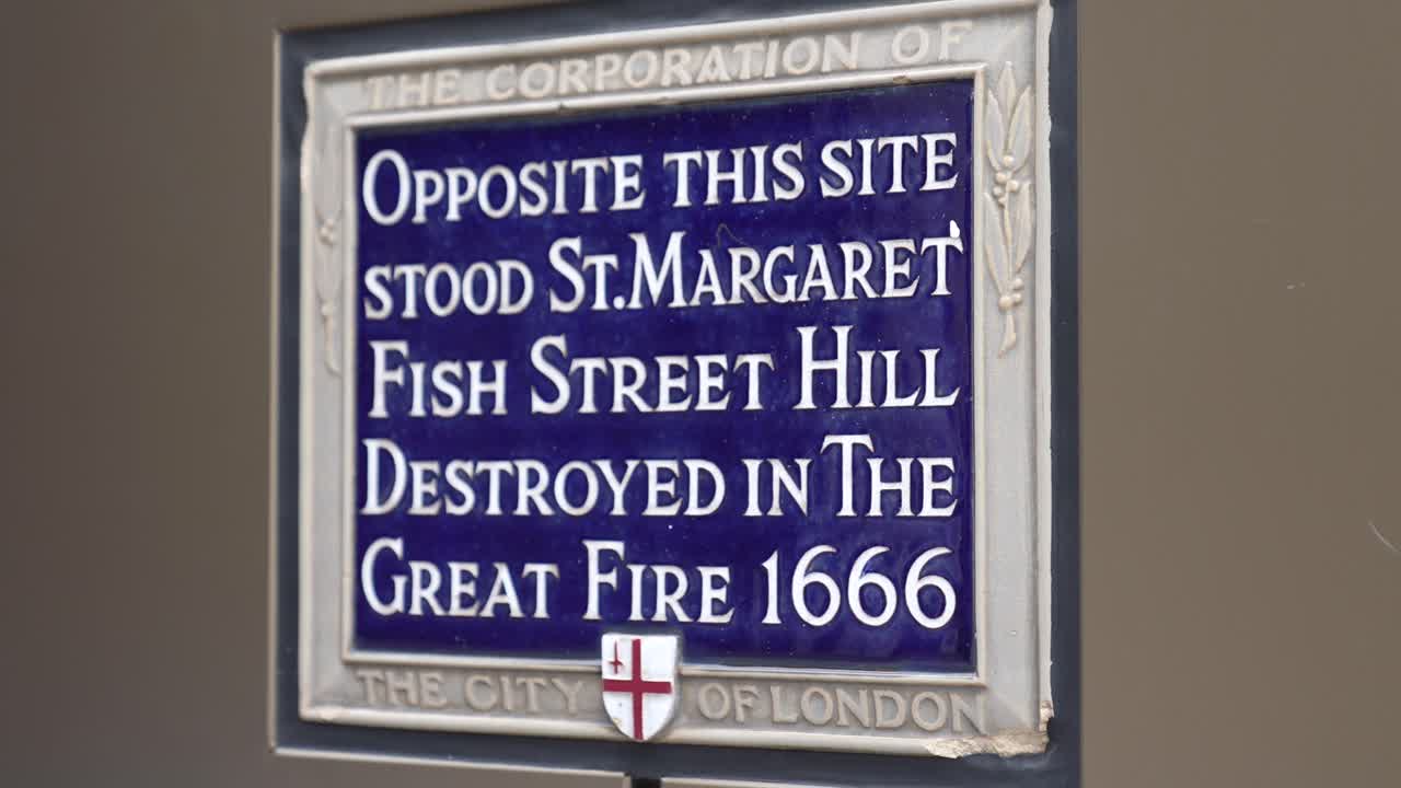 기념물 런던 영국 2022년 9월 런던 대화재 기념물 플라크의 설정 샷