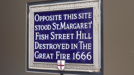 monument london england september 2022 establishing shot of the great fire of london monument plaque