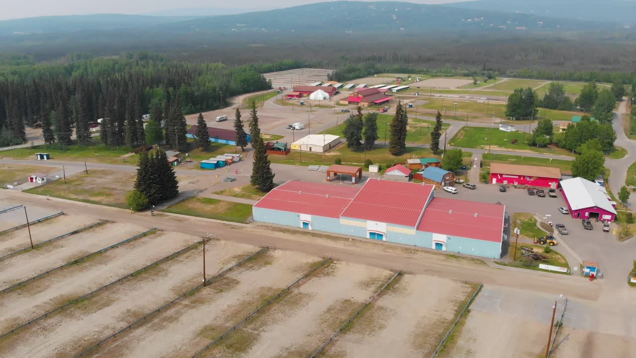 video de drones de 4k del recinto ferial estatal del valle de tanana en fairbanks, alaska durante un día soleado de verano