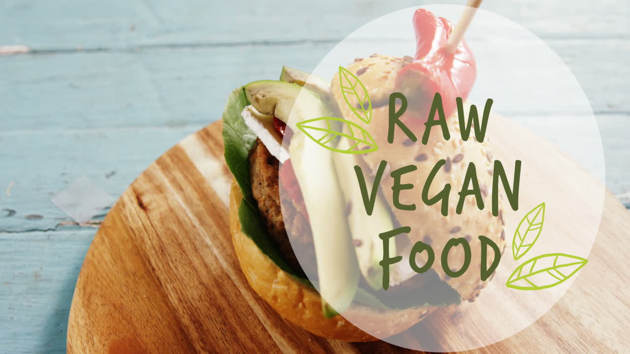 animación del texto de comida vegana sobre una hamburguesa vegana en un tablero de madera