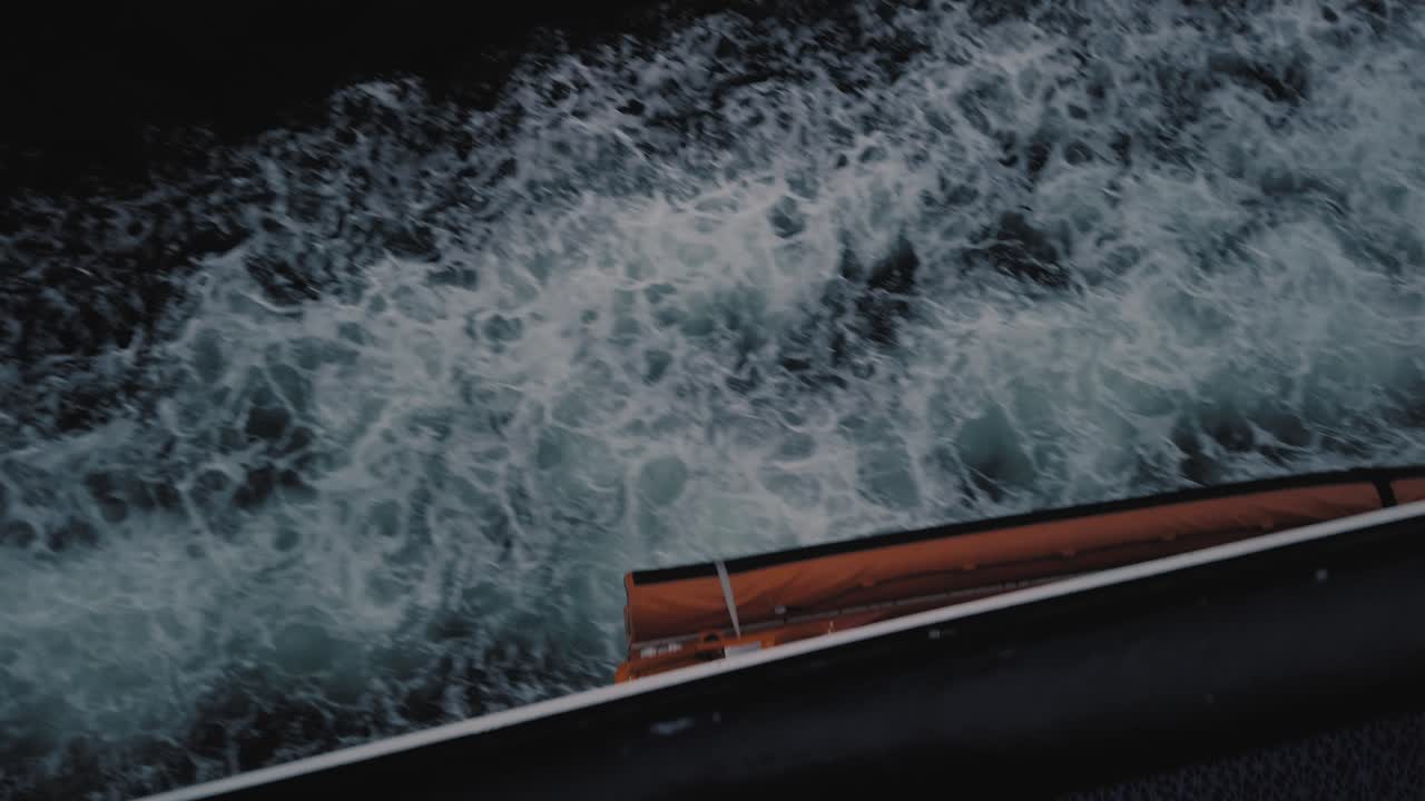 un barco en el océano filmado en 4k